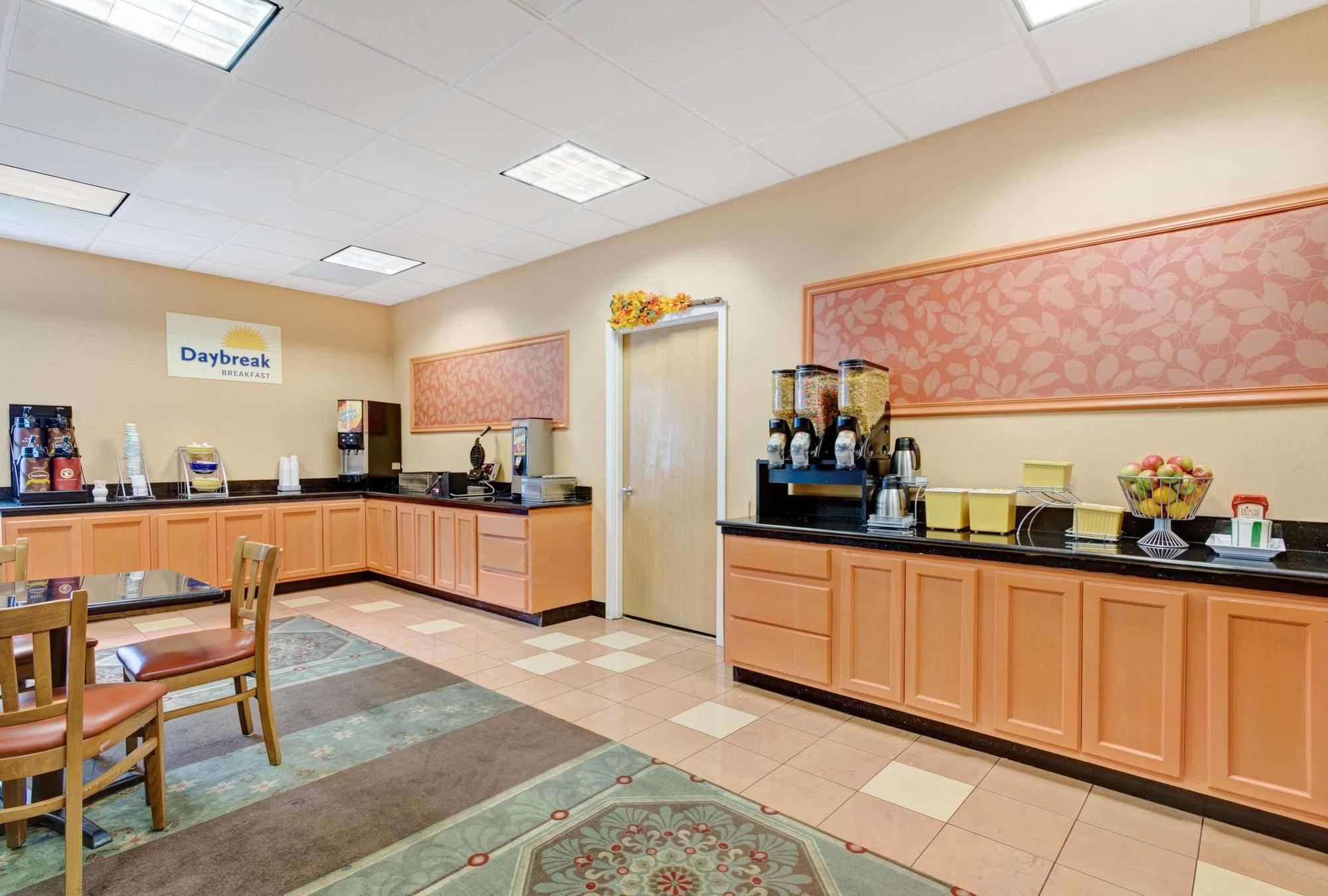 Days Hotel By Wyndham Methuen Ma Conference Center Екстер'єр фото