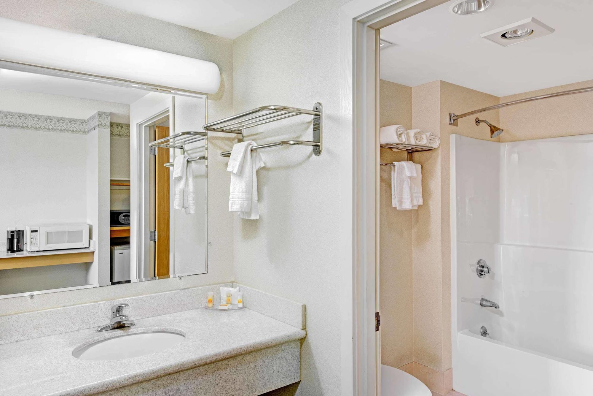 Days Hotel By Wyndham Methuen Ma Conference Center Екстер'єр фото